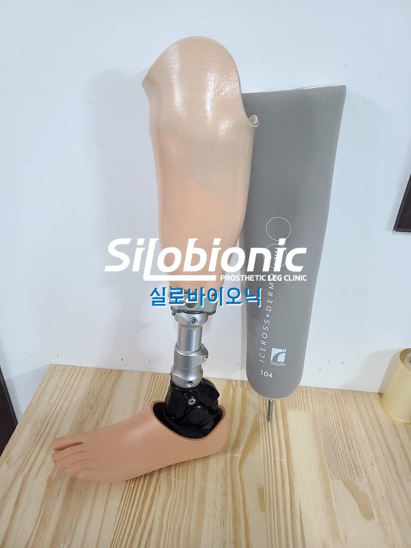 작업대 위에 세워 둔 하퇴 의족과 핀 라이너