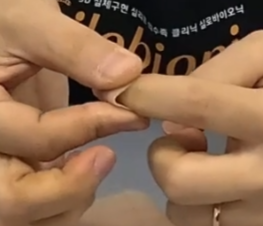 실리콘 손가락 의수 끝을 살짝 들어 공기를 넣으며 벗기는 손