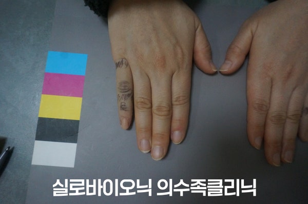 제작 중 손가락 위에 길이와 형태를 표시해 확인하는 모습