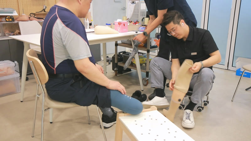 전문가가 고객님의 하퇴 의족을 조정하는 모습