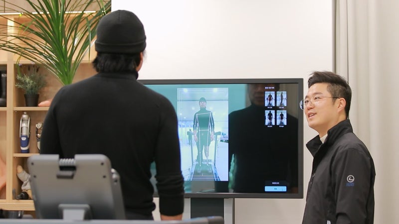 보행 분석 화면 앞에서 제작자가 고객님과 이야기하는 모습