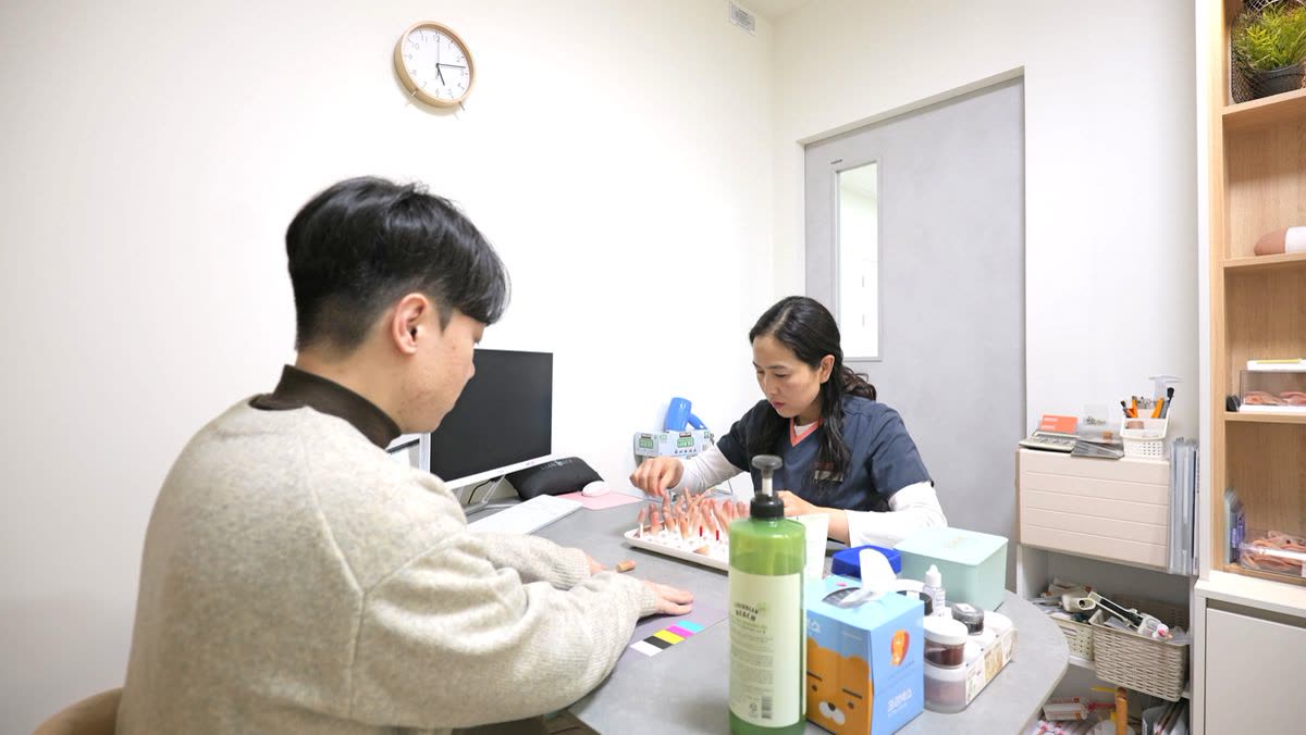 의수를 착용한 고객님과 상담하는 전문가