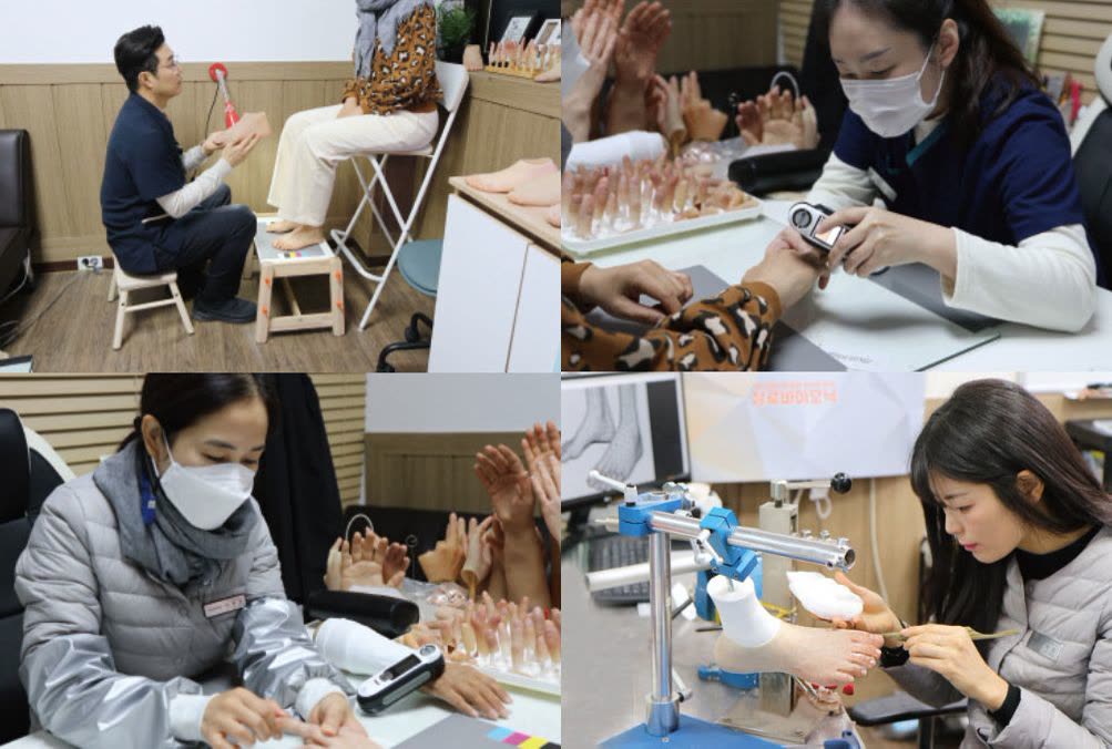 상담실에서 고객님과 샘플을 보며 상담하는 실로바이오닉 전문가