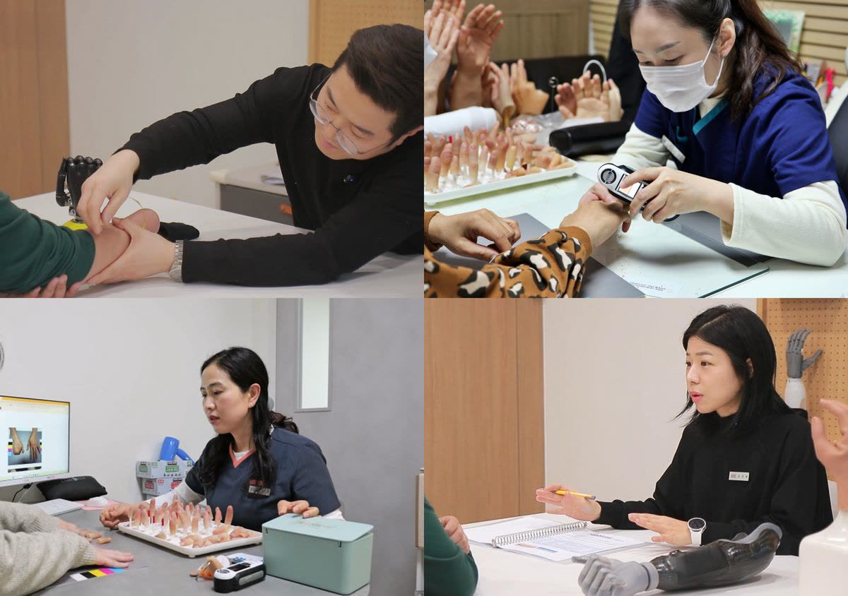 상담실에서 고객님과 샘플을 보며 상담하는 실로바이오닉 전문가