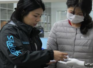 전문가가 고객과 함께 의지를 맞추는 모습