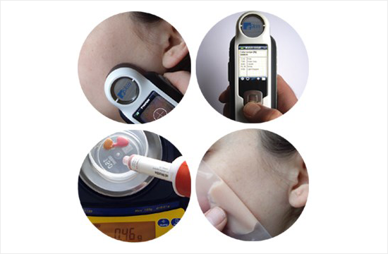 E-SKIN 스캐너로 피부색을 측정하고 실리콘 색소를 계량하는 모습